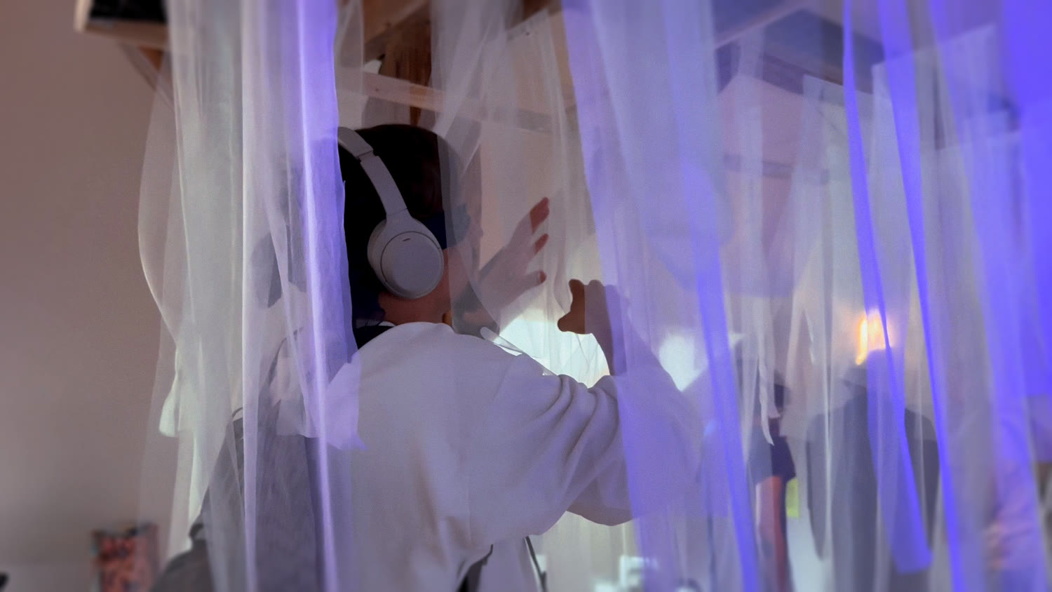 A visitor pressing both hands into the veil